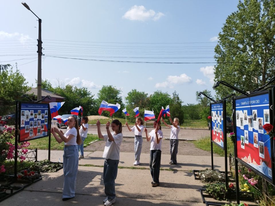 В поселке Краснодон День России отметили флешмобом В поселке Краснодон День России отметили флешмобом