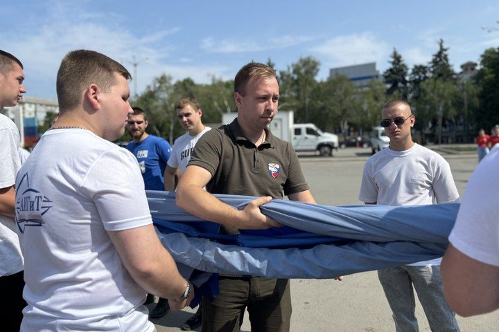 Развевайся, великое знамя великой страны: Самый большой флаг России развернули в ЛНР Развевайся, великое знамя великой страны: Самый большой флаг России развернули в ЛНР