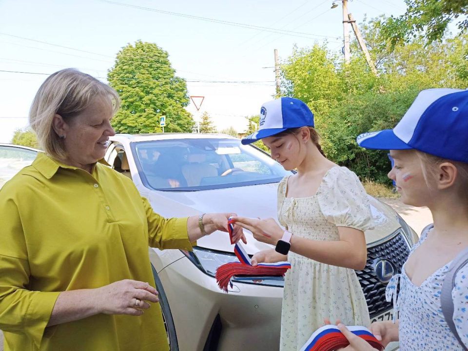 В День России активисты «Молодой Гвардии» и волонтеры провели акцию «Российский триколор» В День России активисты «Молодой Гвардии» и волонтеры провели акцию «Российский триколор»