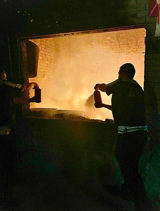 Дорожные полицейские ЛНР помогли потушить горящий павильон на рынке в Северодонецке Дорожные полицейские ЛНР помогли потушить горящий павильон на рынке в Северодонецке