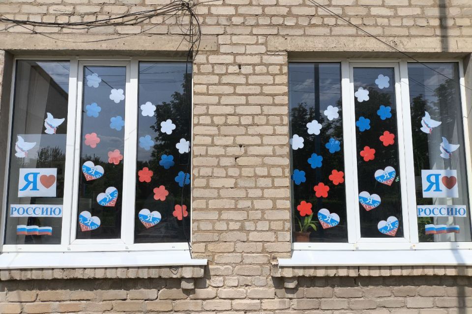 Участковые избирательные комиссии Славяносербского района поддержали акцию «Окна России» Участковые избирательные комиссии Славяносербского района поддержали акцию «Окна России»