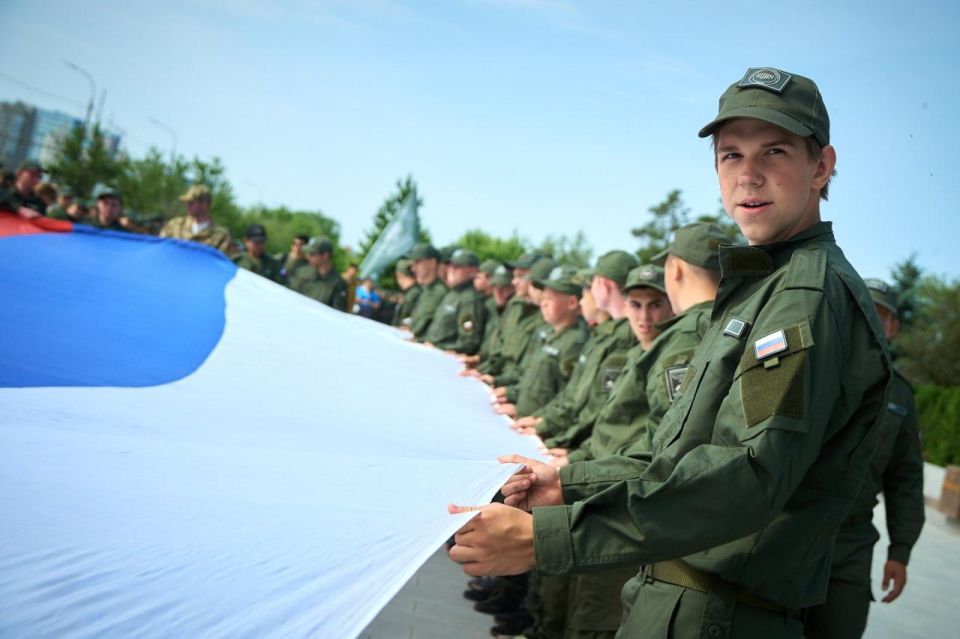 Стометровый флаг России развернули на Мамаевом кургане курсанты Центра «ВОИН» из ДНР Стометровый флаг России развернули на Мамаевом кургане курсанты Центра «ВОИН» из ДНР
