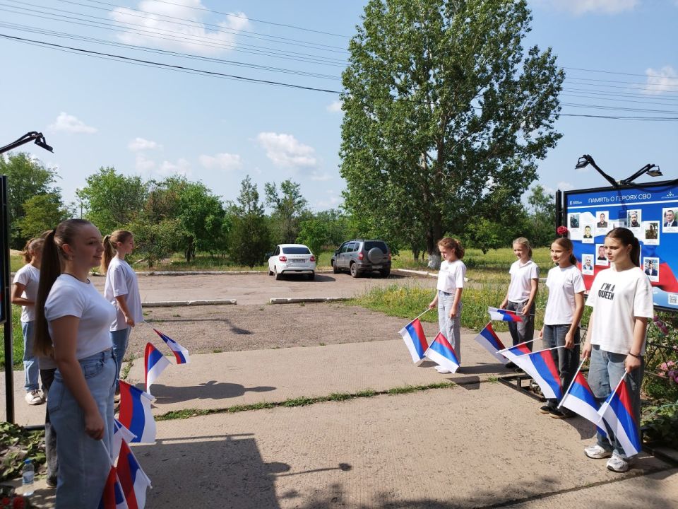 В поселке Краснодон День России отметили флешмобом В поселке Краснодон День России отметили флешмобом