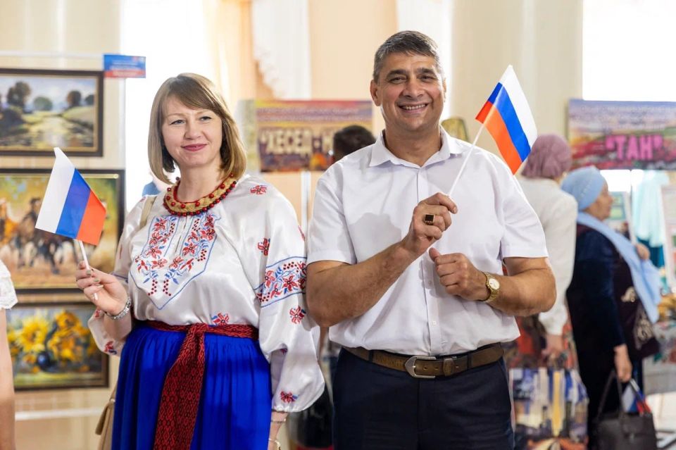 Фестиваль национальных культур «В единстве – наша сила» продолжил празднование Дня России в ЛНР Фестиваль национальных культур «В единстве – наша сила» продолжил празднование Дня России в ЛНР