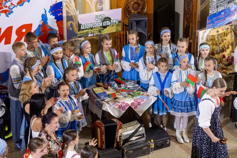 Фестиваль национальных культур «В единстве – наша сила» продолжил празднование Дня России в ЛНР Фестиваль национальных культур «В единстве – наша сила» продолжил празднование Дня России в ЛНР