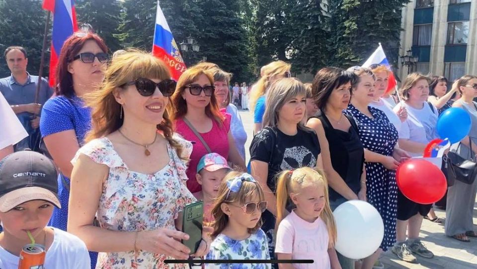 В Антраците на центральной городской площади Мира состоялось торжественное мероприятие «С любовью и верой в Россию», посвященное Дню России В Антраците на центральной городской площади Мира состоялось торжественное мероприятие «С любовью и верой в Россию», посвященное Дню России