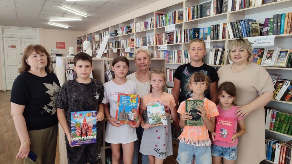 В модельной библиотеке МБУ "АГЦБС" состоялся исторический час "Отечество моё - Россия" приуроченный ко Дню России, в котором приняли участие воспитанники ГБОУ ЛНР "Антрацитовская станция юных туристов" и студенты ГБОУ ЛНР... В модельной библиотеке МБУ "АГЦБС" состоялся исторический час "Отечество моё - Россия" приуроченный ко Дню России, в котором приняли участие воспитанники ГБОУ ЛНР "Антрацитовская станция юных туристов" и студенты ГБОУ ЛНР...