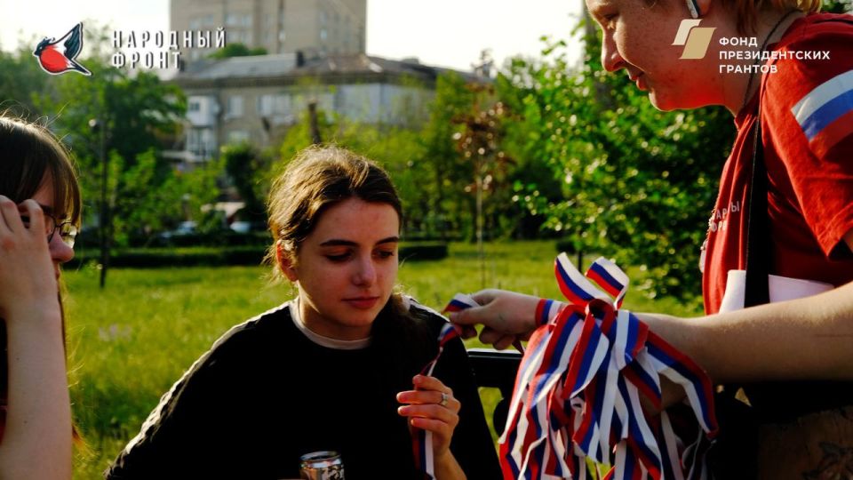Молодёжка Народного Фронта раздала ленты в честь Дня России! Молодёжка Народного Фронта раздала ленты в честь Дня России!