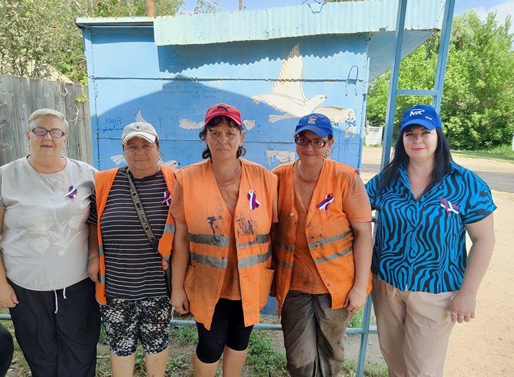 Активисты «Единой России» провели патриотическую акцию ко Дню России Активисты «Единой России» провели патриотическую акцию ко Дню России