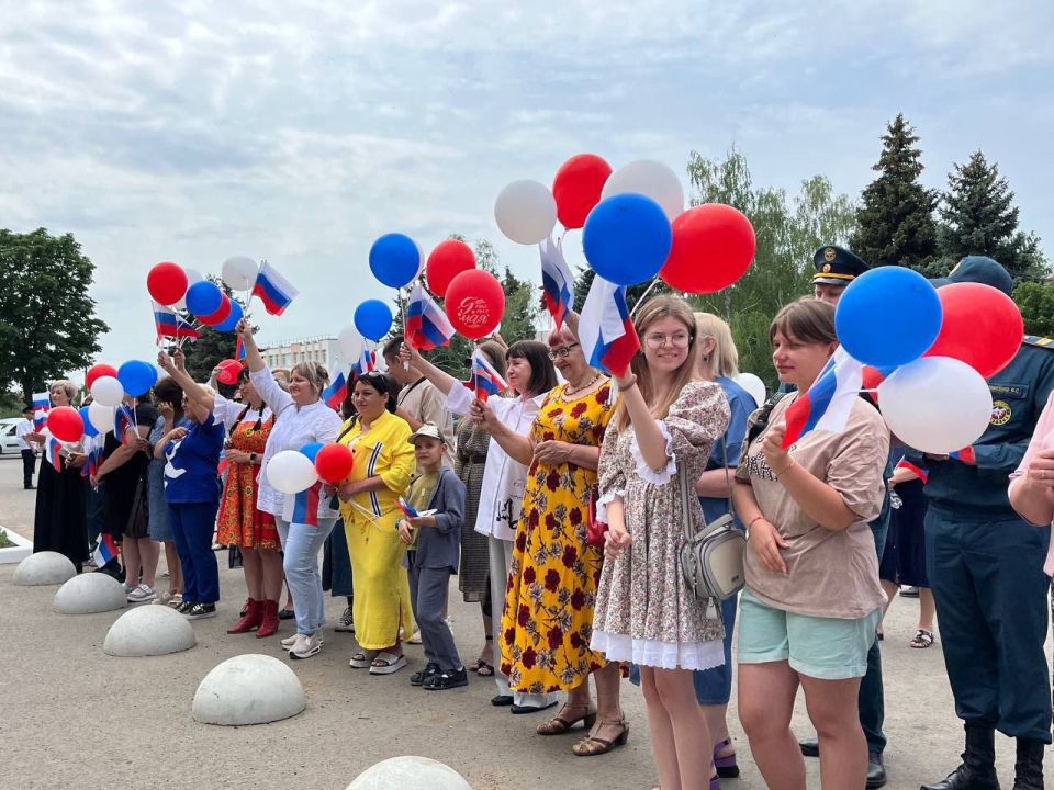 Сегодня на площади Администрации Марковского муниципального округа состоялся торжественный митинг в честь празднования Дня России Сегодня на площади Администрации Марковского муниципального округа состоялся торжественный митинг в честь празднования Дня России