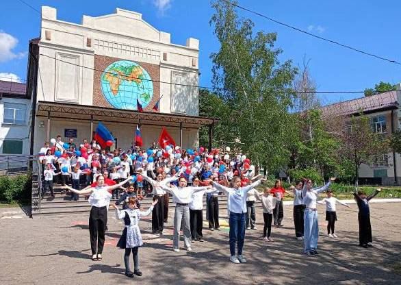 В Антрацитовской школе №9 ко Дню России прошёл флешмоб "Люблю тебя, моя Россия!" В Антрацитовской школе №9 ко Дню России прошёл флешмоб "Люблю тебя, моя Россия!"