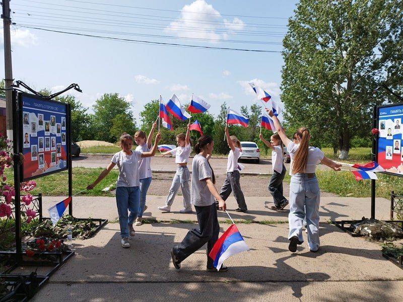 В поселке Краснодон День России отметили флешмобом В поселке Краснодон День России отметили флешмобом