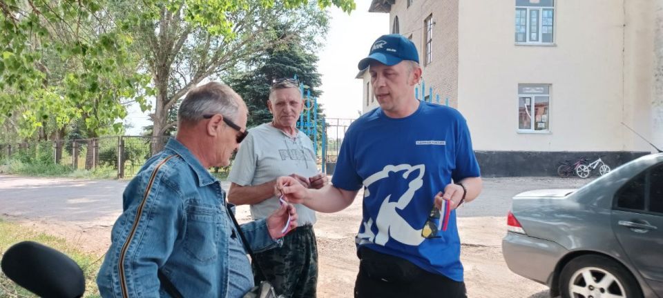 Славяносербские активисты повели акцию по раздаче ленточек-триколоров Славяносербские активисты повели акцию по раздаче ленточек-триколоров