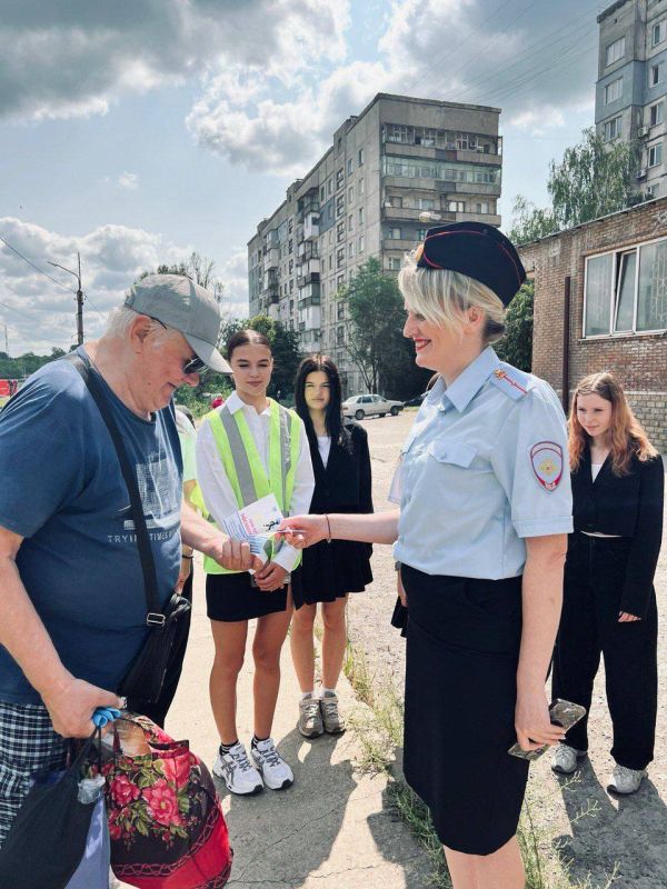 В Алчевске сотрудники Госавтоинспекции совместно с ЮИДовцами провели акцию «На СИМ - безопасно колесим!» В Алчевске сотрудники Госавтоинспекции совместно с ЮИДовцами провели акцию «На СИМ - безопасно колесим!»