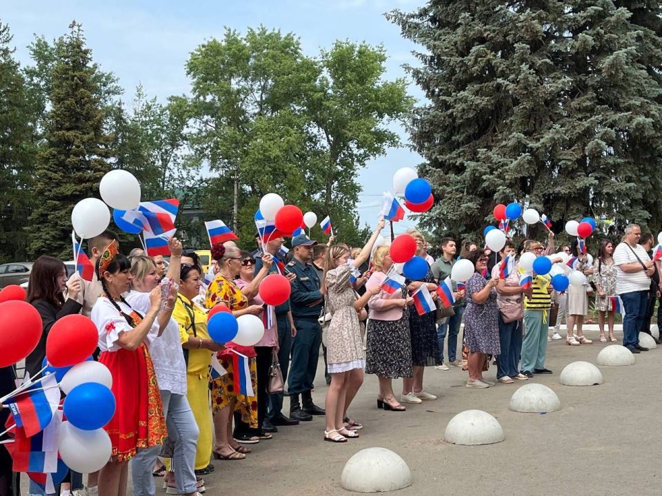 Сегодня на площади Администрации Марковского муниципального округа состоялся торжественный митинг в честь празднования Дня России Сегодня на площади Администрации Марковского муниципального округа состоялся торжественный митинг в честь празднования Дня России