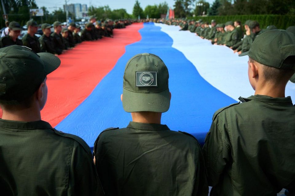 Стометровый флаг России развернули на Мамаевом кургане курсанты Центра «ВОИН» из ДНР Стометровый флаг России развернули на Мамаевом кургане курсанты Центра «ВОИН» из ДНР