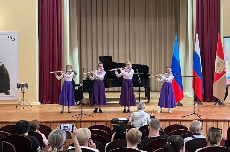 В Алчевской детской музыкальной школе №1 имени Ивана Алчевского состоялся концерт, посвященный Дню России В Алчевской детской музыкальной школе №1 имени Ивана Алчевского состоялся концерт, посвященный Дню России
