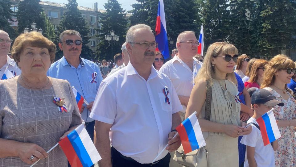 В Антраците на центральной городской площади Мира состоялось торжественное мероприятие «С любовью и верой в Россию», посвященное Дню России В Антраците на центральной городской площади Мира состоялось торжественное мероприятие «С любовью и верой в Россию», посвященное Дню России