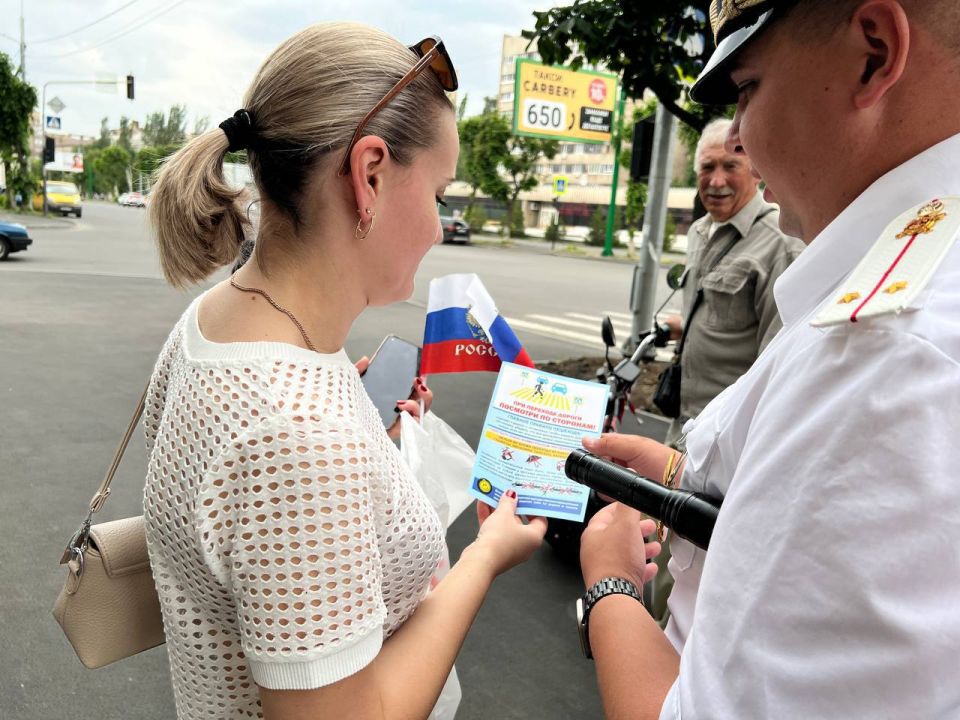 Сотрудники региональной Госавтоинспекции поздравили луганчан и гостей столицы республики с Днём России и призвали к соблюдению правил дорожного движения, взаимовежливому поведению на дороге Сотрудники региональной Госавтоинспекции поздравили луганчан и гостей столицы республики с Днём России и призвали к соблюдению правил дорожного движения, взаимовежливому поведению на дороге