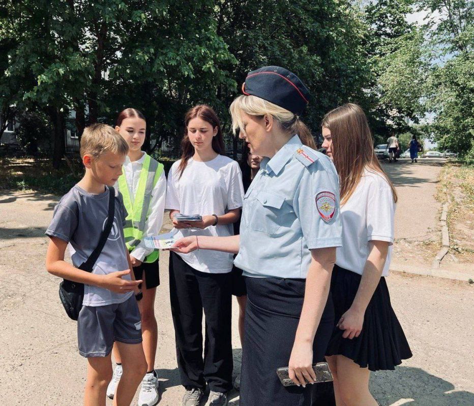 В Алчевске сотрудники Госавтоинспекции совместно с ЮИДовцами провели акцию «На СИМ - безопасно колесим!» В Алчевске сотрудники Госавтоинспекции совместно с ЮИДовцами провели акцию «На СИМ - безопасно колесим!»