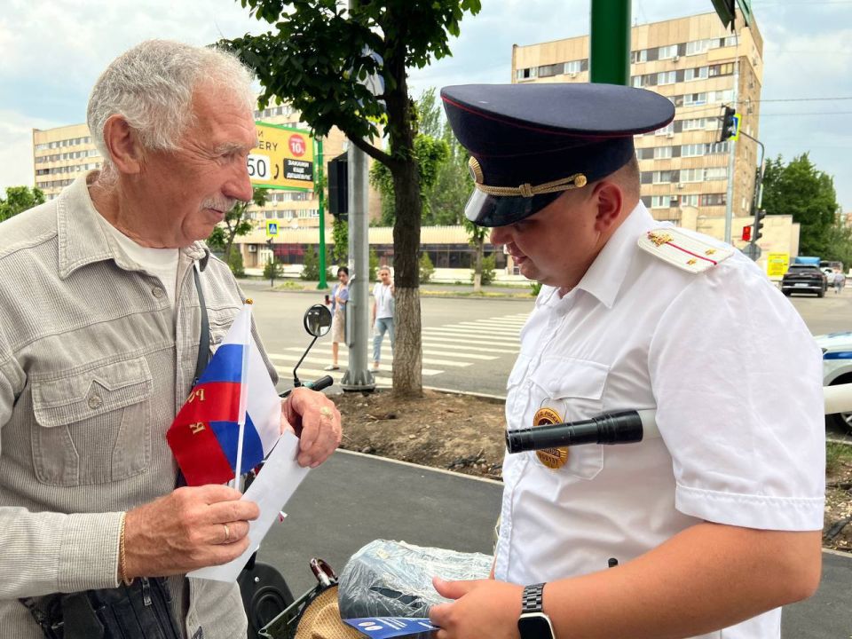 Сотрудники региональной Госавтоинспекции поздравили луганчан и гостей столицы республики с Днём России и призвали к соблюдению правил дорожного движения, взаимовежливому поведению на дороге Сотрудники региональной Госавтоинспекции поздравили луганчан и гостей столицы республики с Днём России и призвали к соблюдению правил дорожного движения, взаимовежливому поведению на дороге