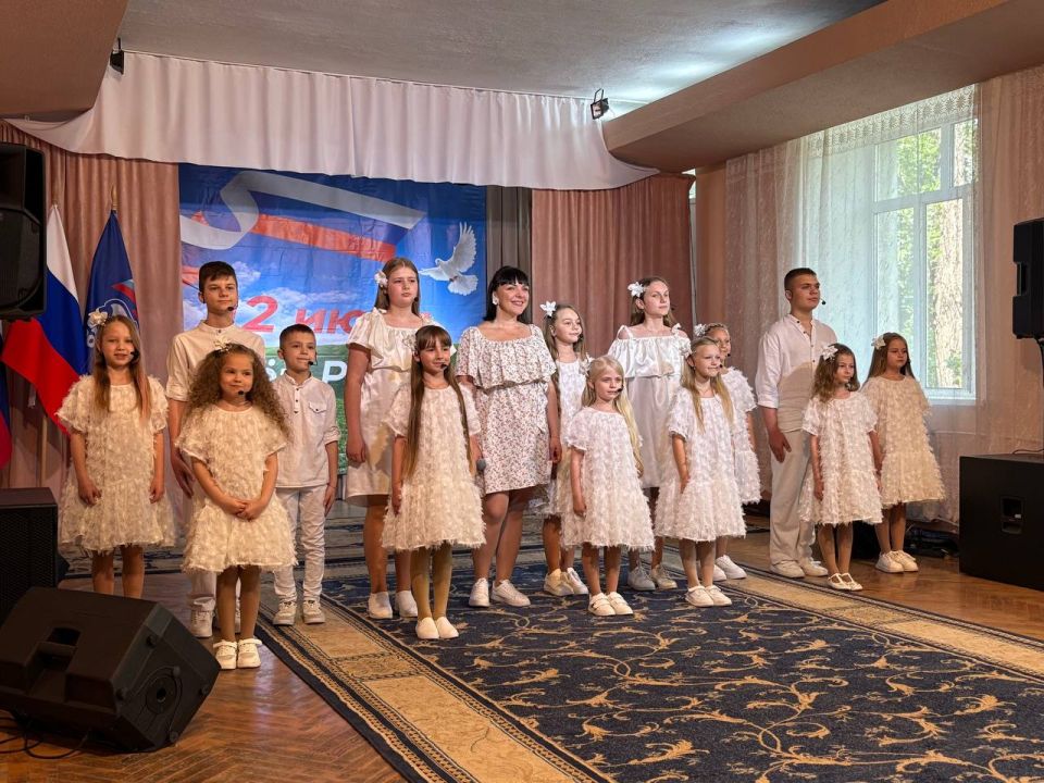 В День России в Красном Луче прошёл праздничный концерт, посвященный государственному празднику В День России в Красном Луче прошёл праздничный концерт, посвященный государственному празднику