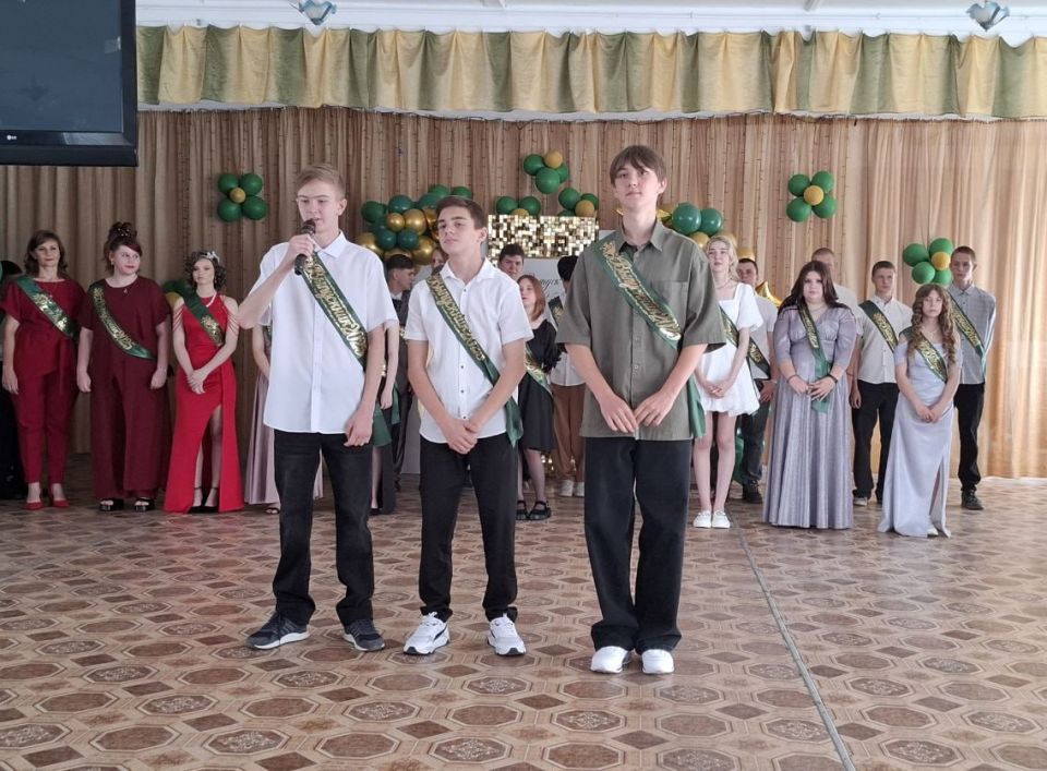 Сегодня в знаменательный и праздничный день прошли торжественные церемонии вручения аттестатов об основном общем образовании в Краснодонской средней школе № 1 им. А.М. Горького, Краснодонской средней школе № 4 им. С.Г.... Сегодня в знаменательный и праздничный день прошли торжественные церемонии вручения аттестатов об основном общем образовании в Краснодонской средней школе № 1 им. А.М. Горького, Краснодонской средней школе № 4 им. С.Г....