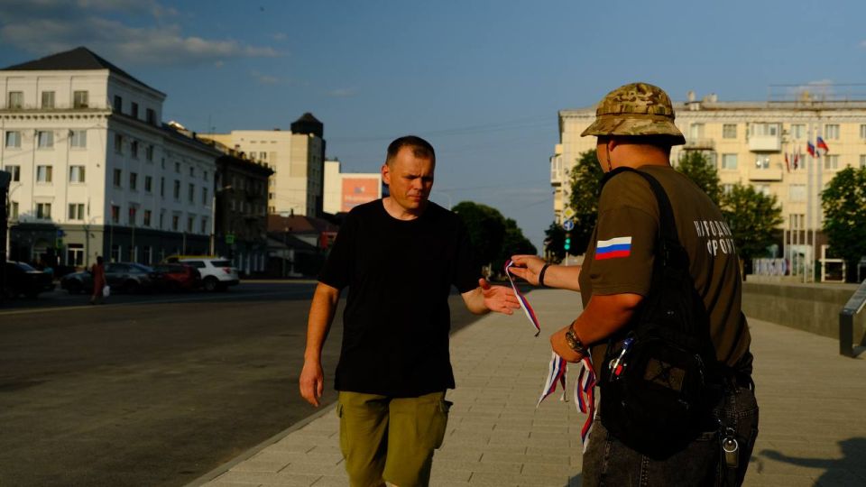 В День России активисты молодёжного крыла Народного фронта раздали жителям и гостям Луганска ленты в цветах флага страны В День России активисты молодёжного крыла Народного фронта раздали жителям и гостям Луганска ленты в цветах флага страны
