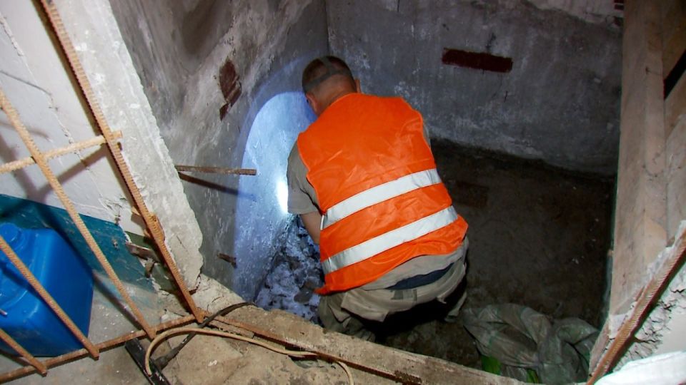 Краснодон, квартал Шахтёр, д. 1. Строители ведут демонтаж старого лифтового оборудования в двух подъездах Краснодон, квартал Шахтёр, д. 1. Строители ведут демонтаж старого лифтового оборудования в двух подъездах