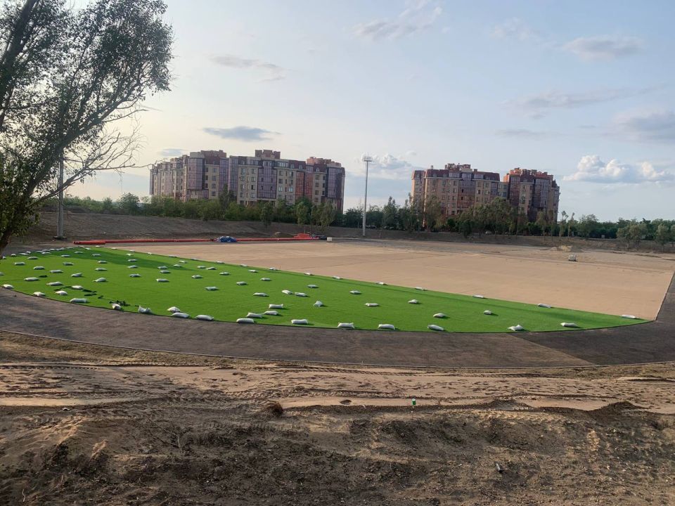 На стадионе Далевского университета начали укладывать искусственный газон На стадионе Далевского университета начали укладывать искусственный газон
