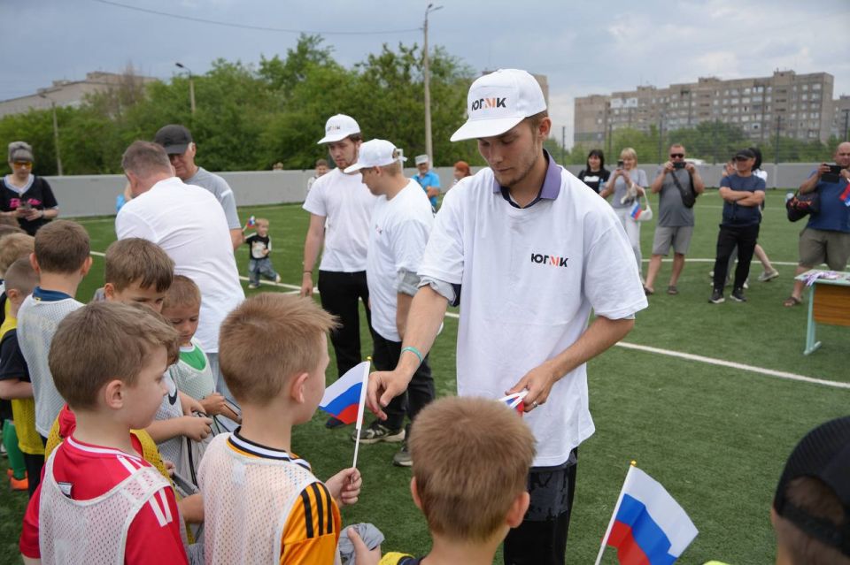 Спорт объединяет. В День России на футбольном комплексе открытого типа прошёл турнир по мини-футболу среди юношей 2017-2018 г.р., посвященный Дню России Спорт объединяет. В День России на футбольном комплексе открытого типа прошёл турнир по мини-футболу среди юношей 2017-2018 г.р., посвященный Дню России