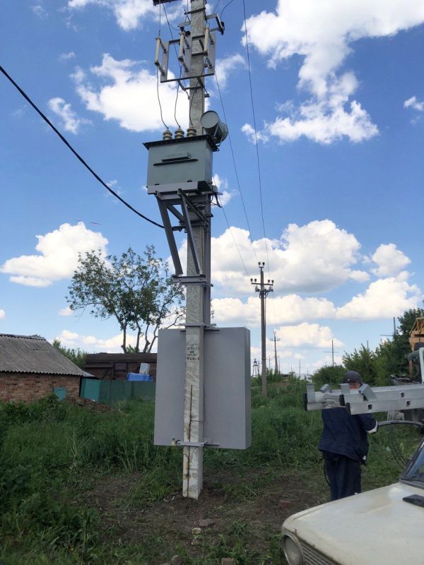 Энергетики установили новую КТП в городе Петровское, улучшив качество электроснабжения потребителей Энергетики установили новую КТП в городе Петровское, улучшив качество электроснабжения потребителей