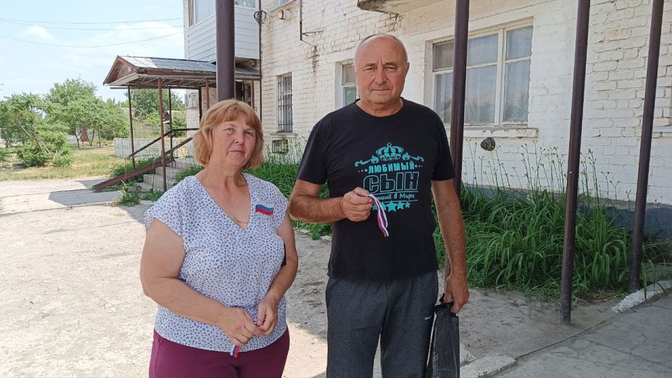 Славяносербские активисты повели акцию по раздаче ленточек-триколоров Славяносербские активисты повели акцию по раздаче ленточек-триколоров