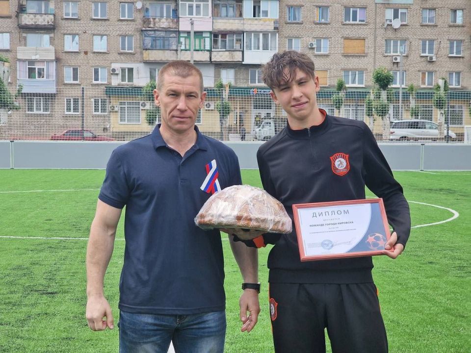 Виктория Сергеева: Футболисты из города Кировска отметили День России в городе Первомайске футбольным товарищеским матчем Виктория Сергеева: Футболисты из города Кировска отметили День России в городе Первомайске футбольным товарищеским матчем
