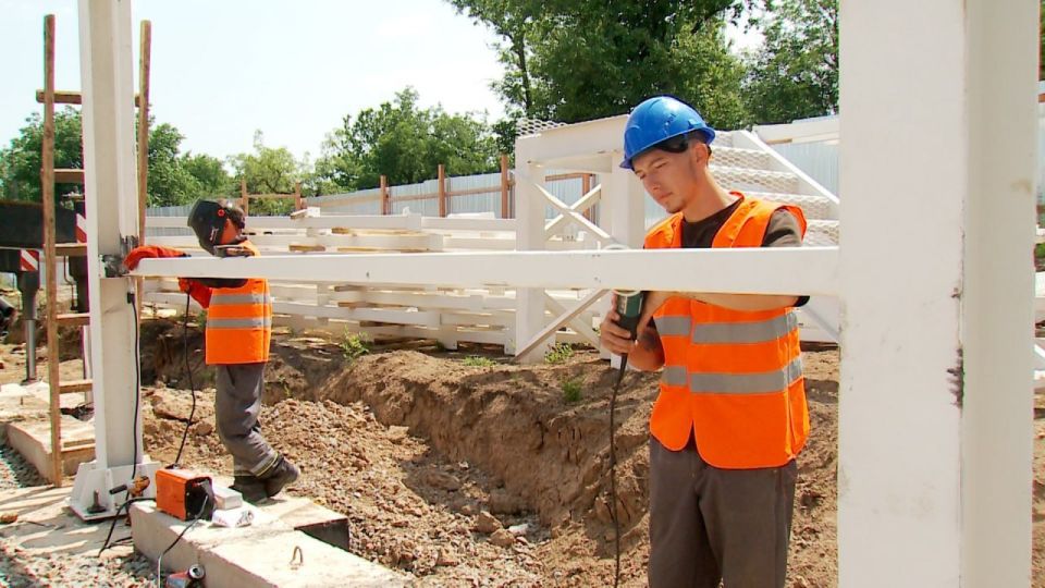 Тюменские специалисты приступили к монтажу металлических конструкций, которые станут основой нового здания подстанции скорой медицинской помощи, в Краснодоне Тюменские специалисты приступили к монтажу металлических конструкций, которые станут основой нового здания подстанции скорой медицинской помощи, в Краснодоне