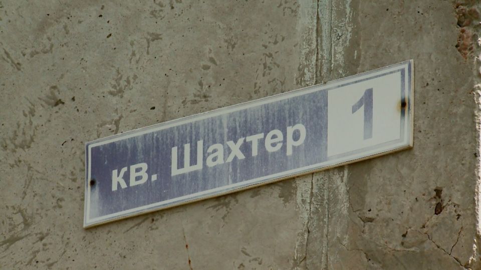 Краснодон, квартал Шахтёр, д. 1. Строители ведут демонтаж старого лифтового оборудования в двух подъездах Краснодон, квартал Шахтёр, д. 1. Строители ведут демонтаж старого лифтового оборудования в двух подъездах