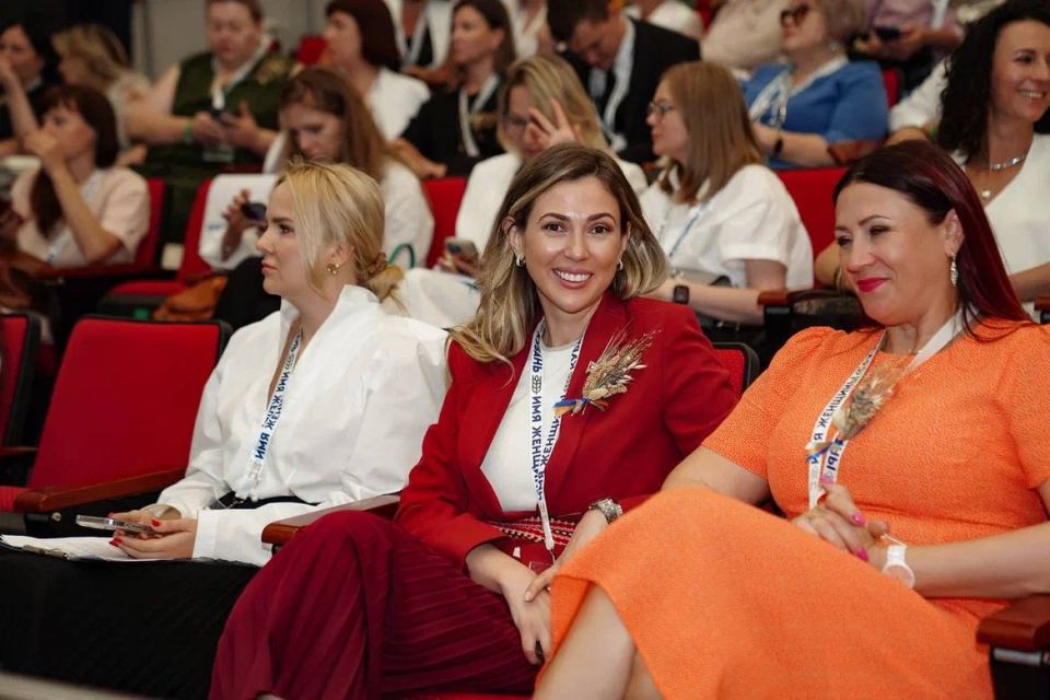 Дарья Лантратова: Имя женщины — Кубань. На Форуме, организованном «Женским движением Единой России» в Краснодаре, собрались больше 400 девушек со всех уголков Кубани — депутаты ЗакСобрания, общественные деятели, ... Дарья Лантратова: Имя женщины — Кубань. На Форуме, организованном «Женским движением Единой России» в Краснодаре, собрались больше 400 девушек со всех уголков Кубани — депутаты ЗакСобрания, общественные деятели, ...