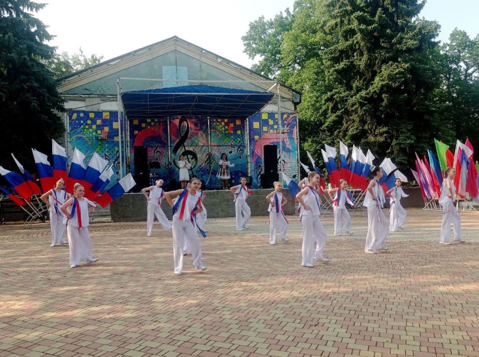 Вчера в Парке культуры и отдыха имени Героев состоялась концертная программа, посвященная Дню России Вчера в Парке культуры и отдыха имени Героев состоялась концертная программа, посвященная Дню России