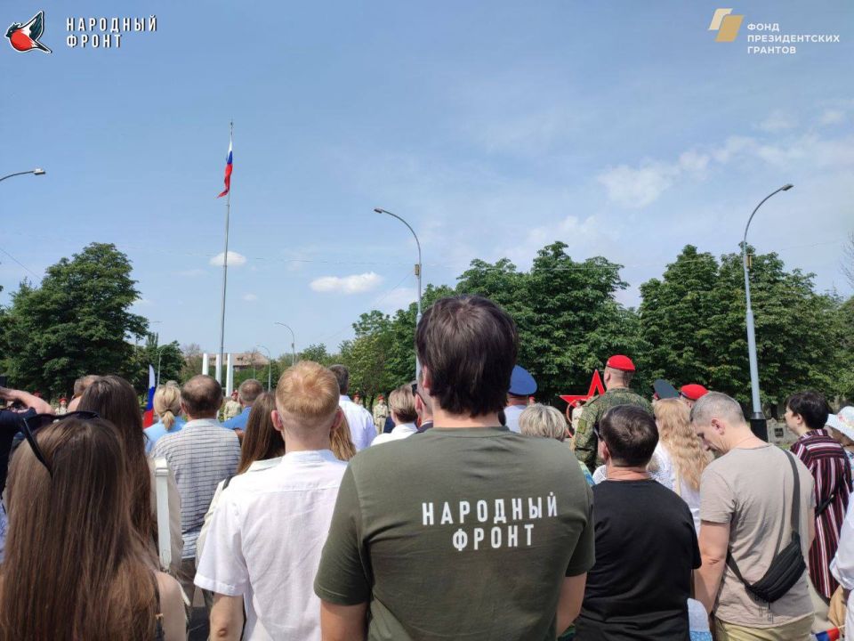 В День России Молодёжка Народного Фронта совместно с депутатом молодёжной политики Романовым Антоном Игоревичем приняли участие в торжественном мероприятии по поднятию флага в сквере ВЛКСМ В День России Молодёжка Народного Фронта совместно с депутатом молодёжной политики Романовым Антоном Игоревичем приняли участие в торжественном мероприятии по поднятию флага в сквере ВЛКСМ