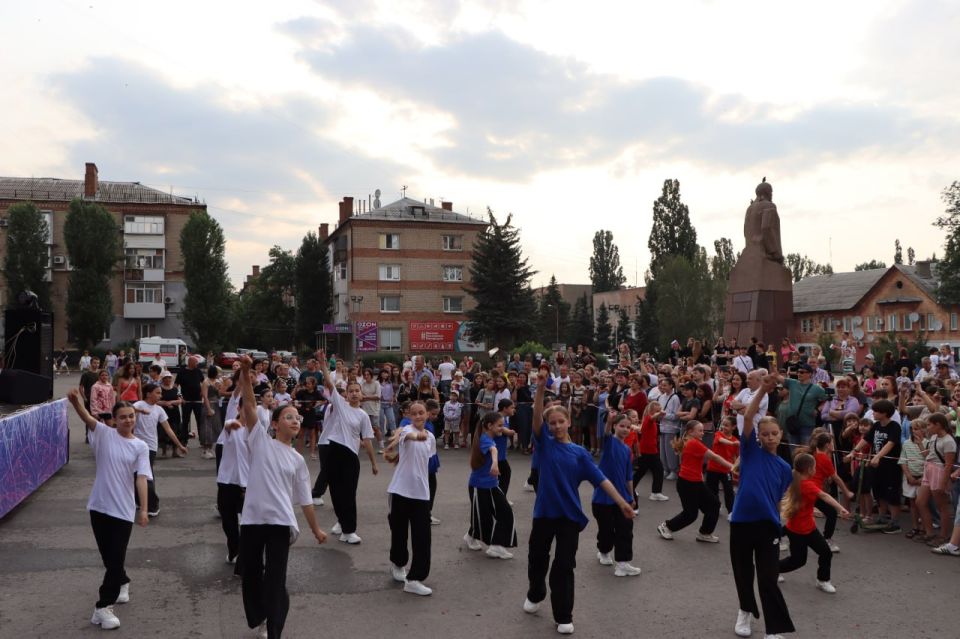 В Лутугино отпраздновали День России В Лутугино отпраздновали День России