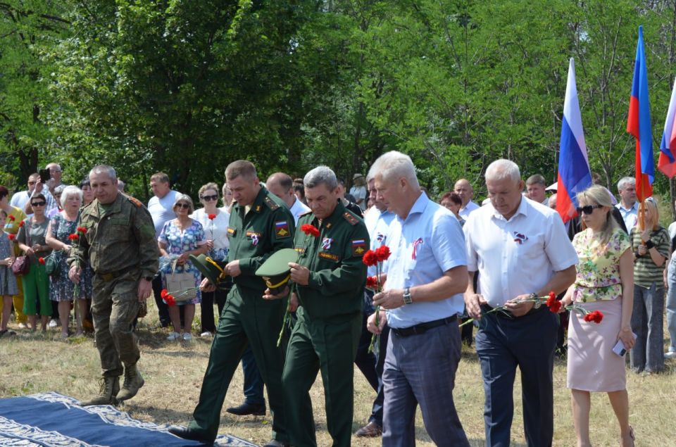 В Краснодоне заложили камень как символичное основание будущего памятника нашим землякам — героям, отдавшим свои жизни, выполняя воинский долг в ходе специальной военной операции В Краснодоне заложили камень как символичное основание будущего памятника нашим землякам — героям, отдавшим свои жизни, выполняя воинский долг в ходе специальной военной операции