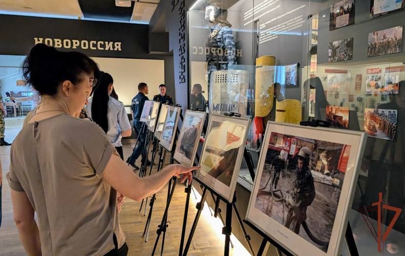 В Луганске при участии Росгвардии открылась межведомственная фотовыставка В Луганске при участии Росгвардии открылась межведомственная фотовыставка