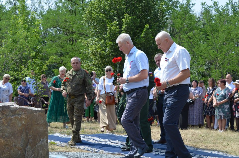 В Краснодоне заложили камень как символичное основание будущего памятника нашим землякам — героям, отдавшим свои жизни, выполняя воинский долг в ходе специальной военной операции В Краснодоне заложили камень как символичное основание будущего памятника нашим землякам — героям, отдавшим свои жизни, выполняя воинский долг в ходе специальной военной операции