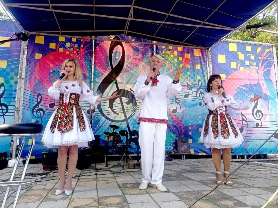 Вчера в Парке культуры и отдыха имени Героев состоялась концертная программа, посвященная Дню России Вчера в Парке культуры и отдыха имени Героев состоялась концертная программа, посвященная Дню России