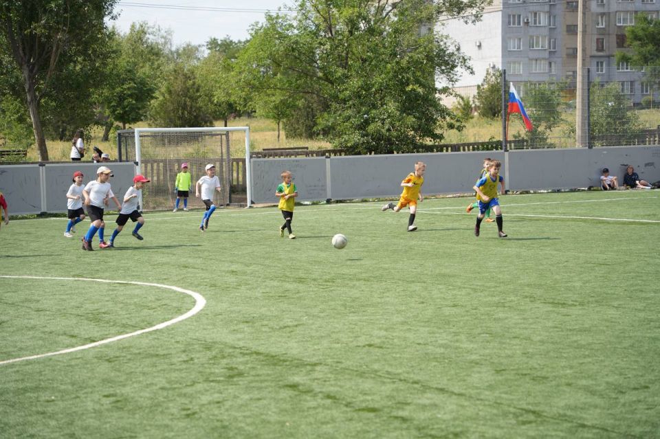 Спорт объединяет. В День России на футбольном комплексе открытого типа прошёл турнир по мини-футболу среди юношей 2017-2018 г.р., посвященный Дню России Спорт объединяет. В День России на футбольном комплексе открытого типа прошёл турнир по мини-футболу среди юношей 2017-2018 г.р., посвященный Дню России