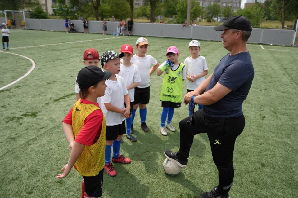 Спорт объединяет. В День России на футбольном комплексе открытого типа прошёл турнир по мини-футболу среди юношей 2017-2018 г.р., посвященный Дню России Спорт объединяет. В День России на футбольном комплексе открытого типа прошёл турнир по мини-футболу среди юношей 2017-2018 г.р., посвященный Дню России