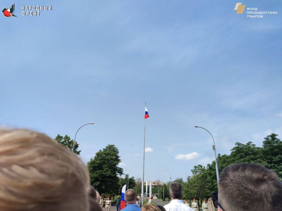 В День России Молодёжка Народного Фронта совместно с депутатом молодёжной политики Романовым Антоном Игоревичем приняли участие в торжественном мероприятии по поднятию флага в сквере ВЛКСМ В День России Молодёжка Народного Фронта совместно с депутатом молодёжной политики Романовым Антоном Игоревичем приняли участие в торжественном мероприятии по поднятию флага в сквере ВЛКСМ