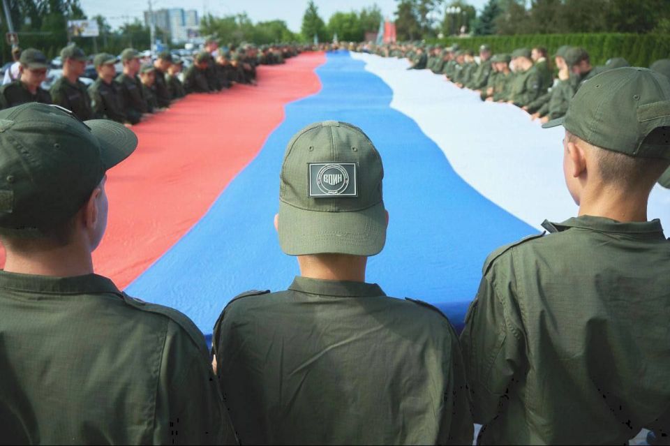 Сергей Колягин: Вчера, в День России, Центр «ВОИН» на базе оборонно-спортивного лагеря «Авангард», расположенного в Волгоградской области, открыл уже вторую межрегиональную смену «Время юных героев» для подростков из шести... Сергей Колягин: Вчера, в День России, Центр «ВОИН» на базе оборонно-спортивного лагеря «Авангард», расположенного в Волгоградской области, открыл уже вторую межрегиональную смену «Время юных героев» для подростков из шести...