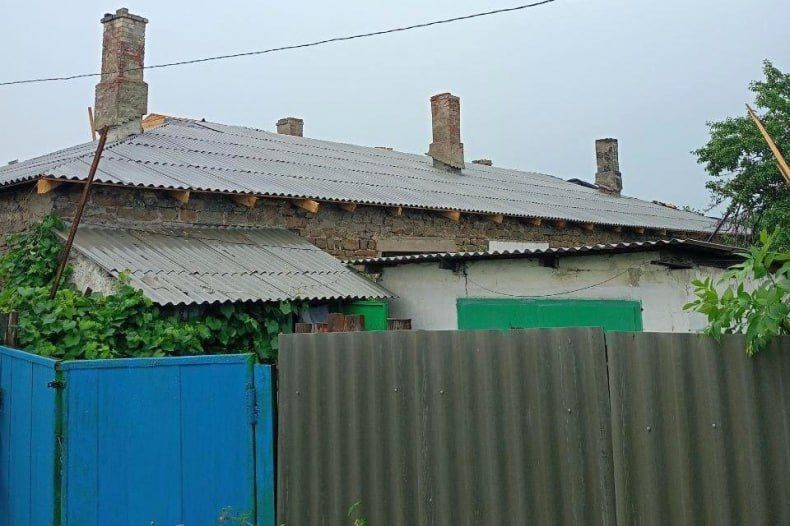 Бригада шефа-региона Республики Хакасия заканчивает ремонтировать крышу жителей ЛНР Бригада шефа-региона Республики Хакасия заканчивает ремонтировать крышу жителей ЛНР