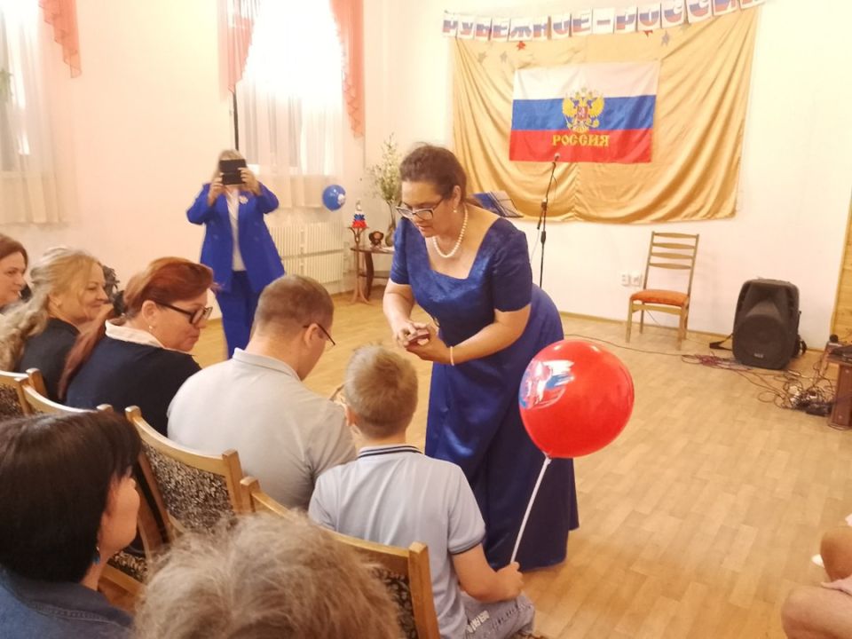 12 июня, в День России, сотрудниками Дворца культуры, библиотеки и музея города Рубежное была проведена праздничная концертная программа и выставка городских художников и мастеров декоративно-прикладного искусства 12 июня, в День России, сотрудниками Дворца культуры, библиотеки и музея города Рубежное была проведена праздничная концертная программа и выставка городских художников и мастеров декоративно-прикладного искусства